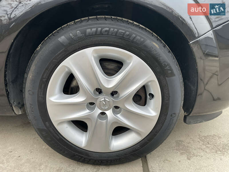 Мінівен Opel Zafira 2011 в Хотині