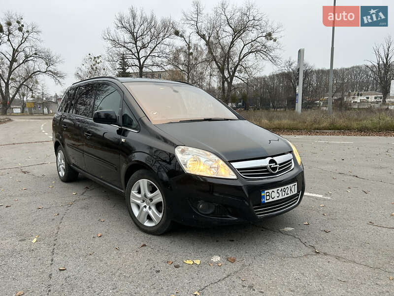 Минивэн Opel Zafira 2010 в Коростене