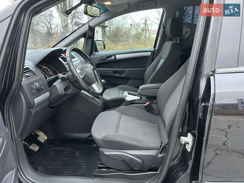 Минивэн Opel Zafira 2010 в Коростене