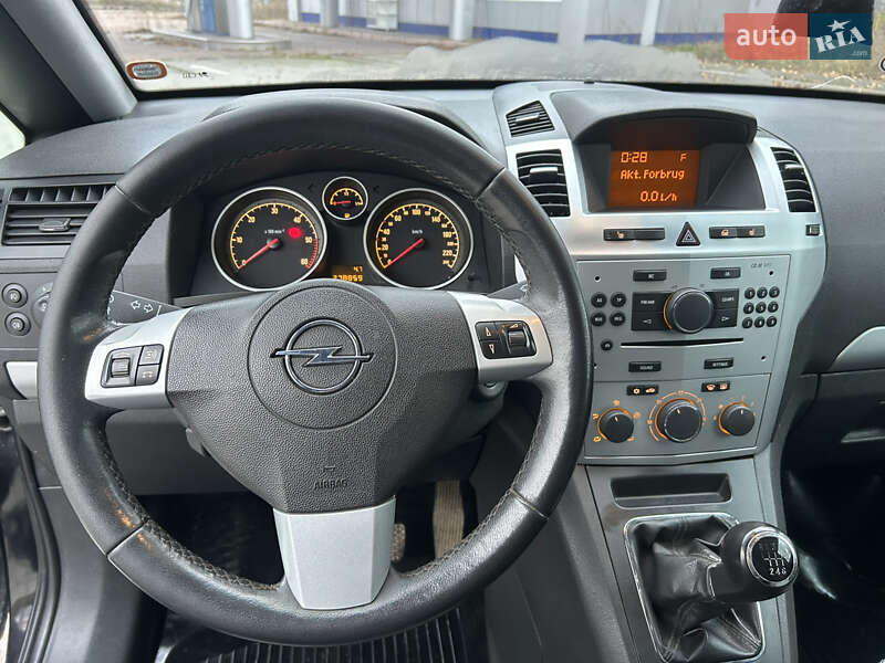 Минивэн Opel Zafira 2010 в Коростене