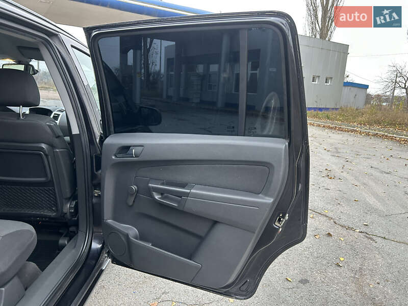 Минивэн Opel Zafira 2010 в Коростене