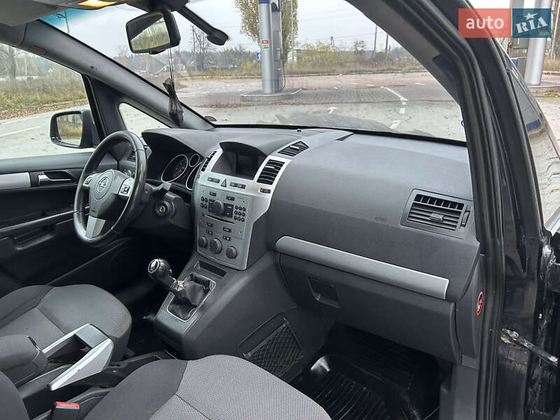 Минивэн Opel Zafira 2010 в Коростене