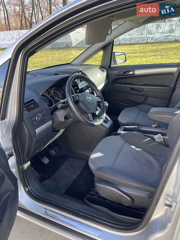 Минивэн Opel Zafira 2010 в Луцке
