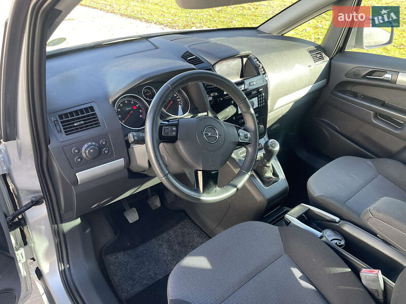 Минивэн Opel Zafira 2010 в Луцке