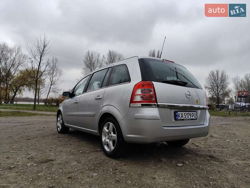 Минивэн Opel Zafira 2008 в Киеве