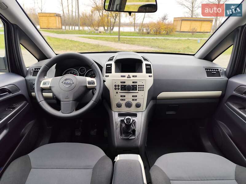 Минивэн Opel Zafira 2008 в Киеве