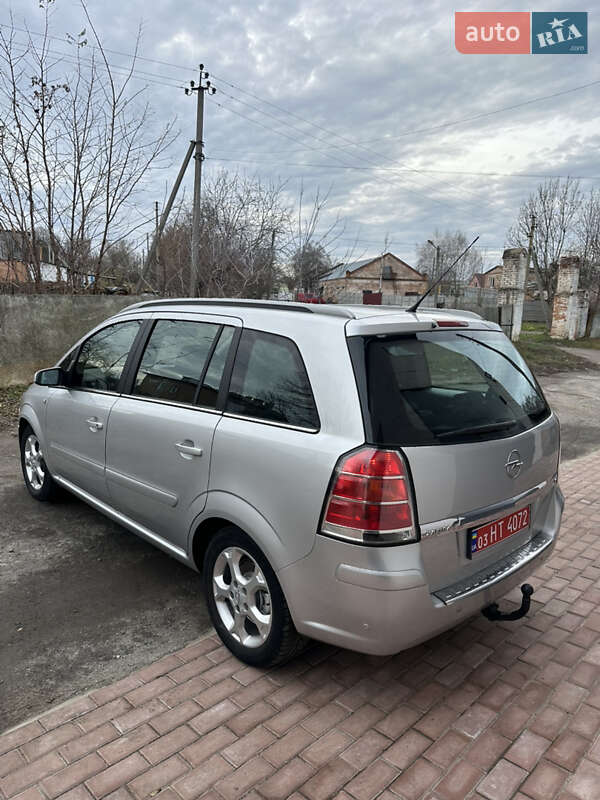 Минивэн Opel Zafira 2007 в Хороле