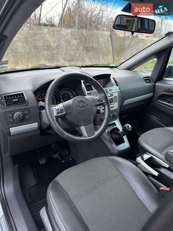 Минивэн Opel Zafira 2007 в Хороле