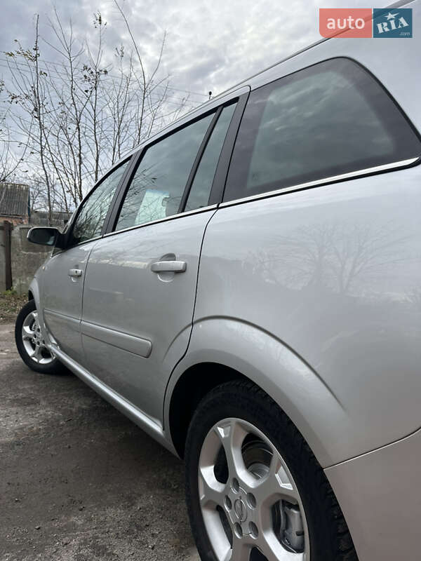 Минивэн Opel Zafira 2007 в Хороле