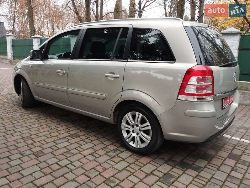 Минивэн Opel Zafira 2010 в Дубно