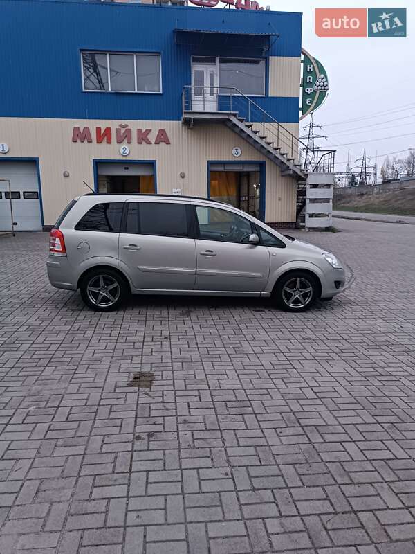 Минивэн Opel Zafira 2009 в Запорожье