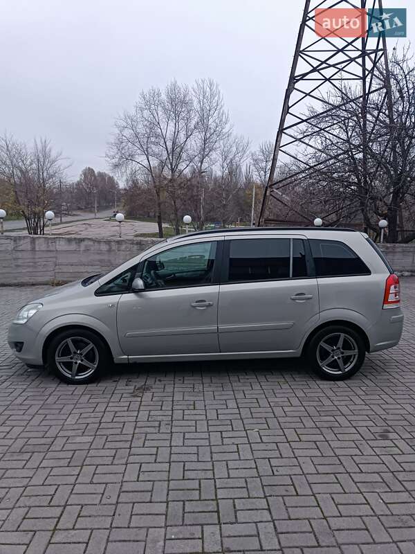 Минивэн Opel Zafira 2009 в Запорожье