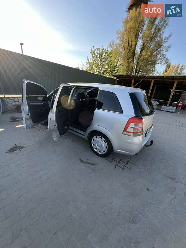 Минивэн Opel Zafira 2008 в Волочиске