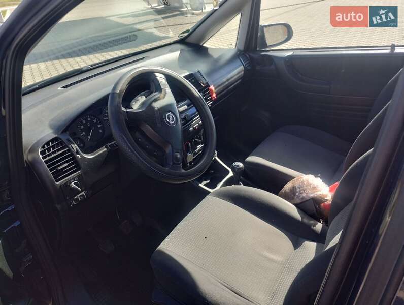Минивэн Opel Zafira 2003 в Калиновке
