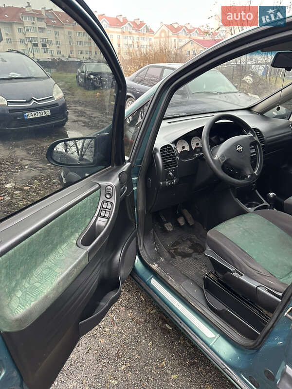 Минивэн Opel Zafira 2001 в Киеве