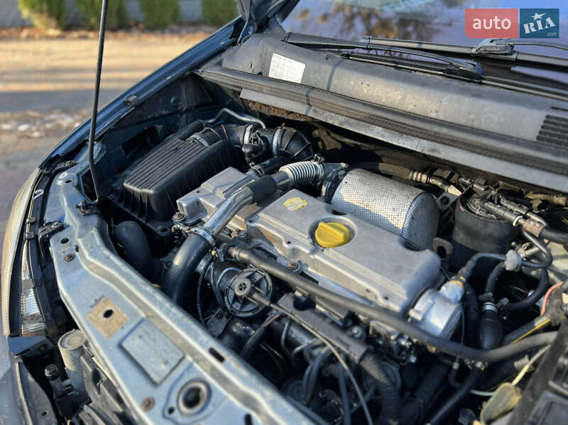 Минивэн Opel Zafira 2000 в Жовкве