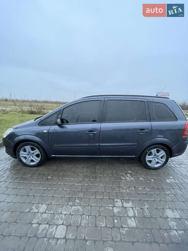 Минивэн Opel Zafira 2008 в Комарному