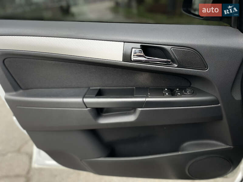 Мінівен Opel Zafira 2011 в Києві