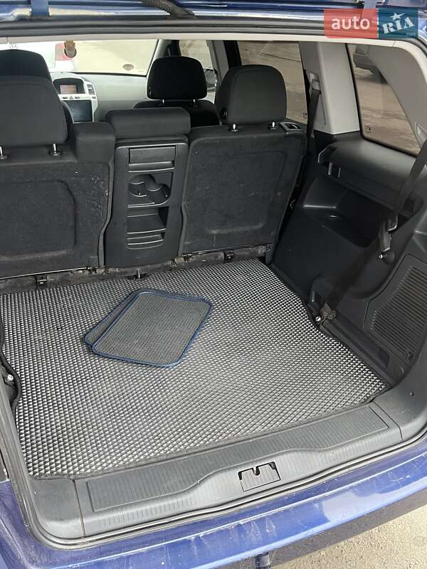 Минивэн Opel Zafira 2009 в Нововолынске