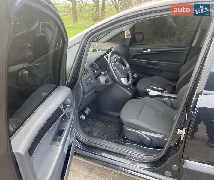 Минивэн Opel Zafira 2009 в Сарате