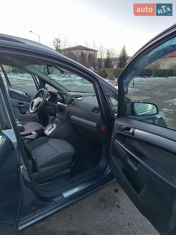 Минивэн Opel Zafira 2006 в Долине