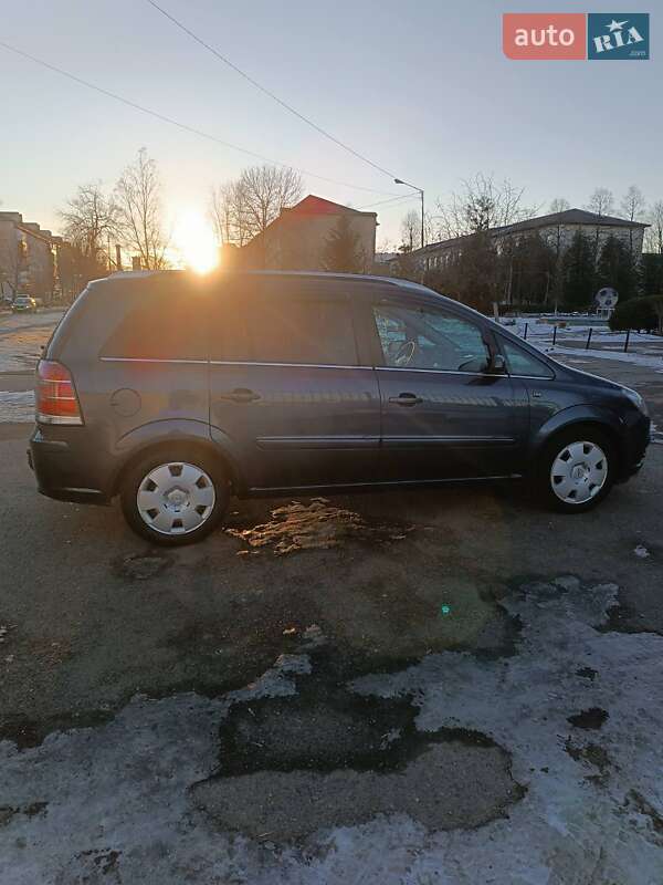Минивэн Opel Zafira 2006 в Долине