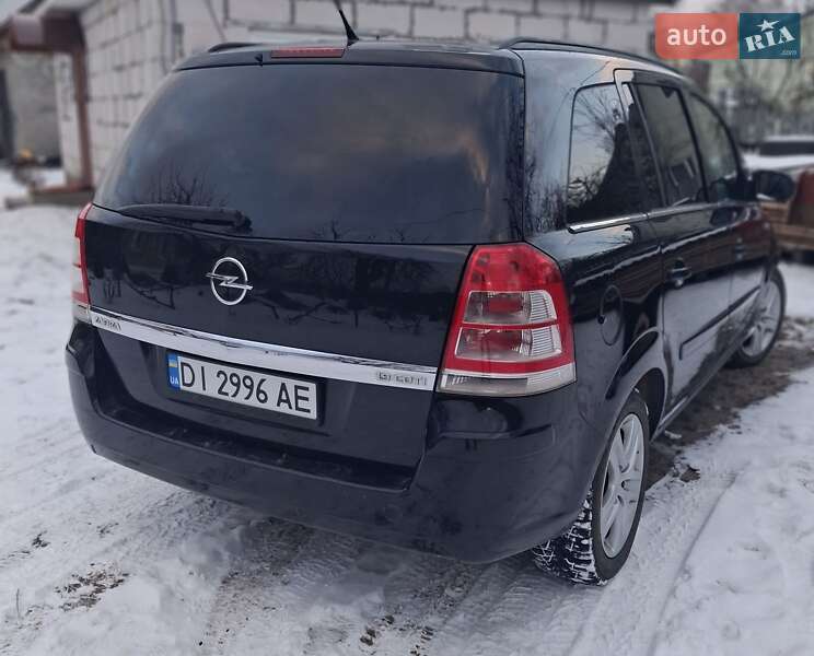 Минивэн Opel Zafira 2010 в Вараше