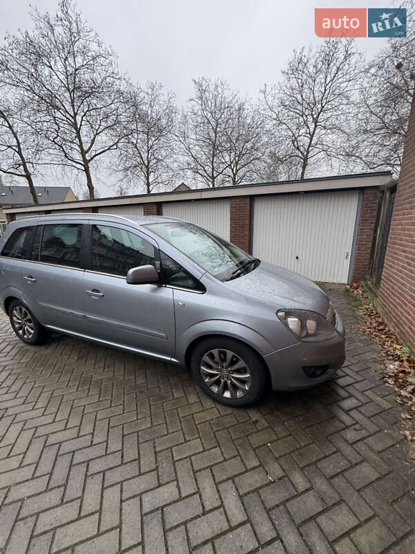 Минивэн Opel Zafira 2010 в Луцке