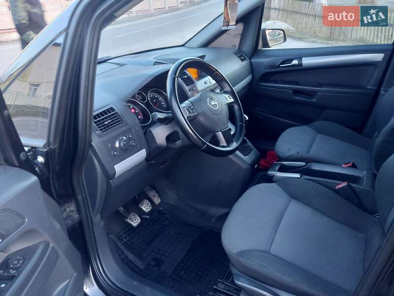 Минивэн Opel Zafira 2006 в Долине