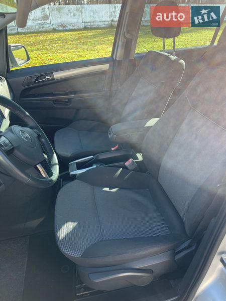 Минивэн Opel Zafira 2010 в Луцке