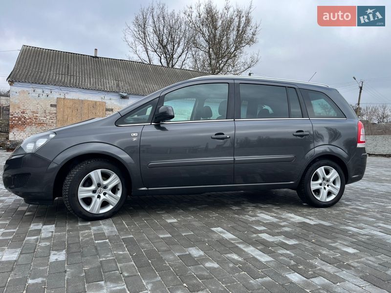 Минивэн Opel Zafira 2010 в Хороле