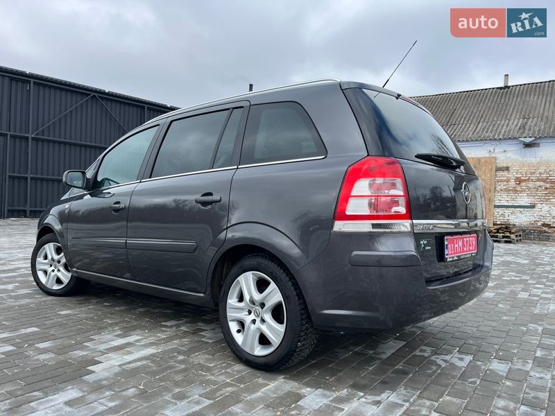 Минивэн Opel Zafira 2010 в Хороле