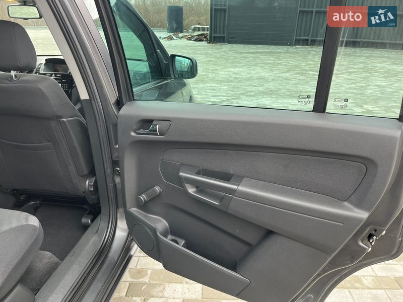 Минивэн Opel Zafira 2010 в Хороле