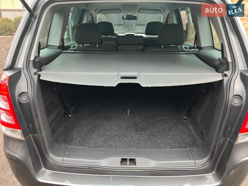 Минивэн Opel Zafira 2010 в Хороле