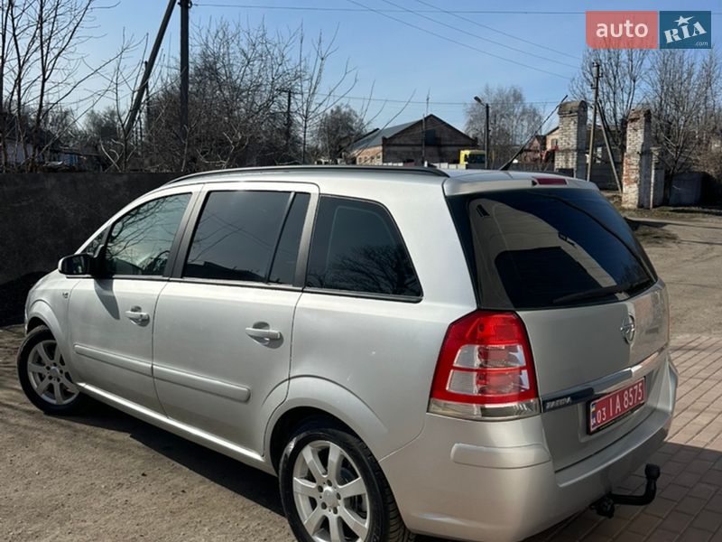 Минивэн Opel Zafira 2009 в Хороле