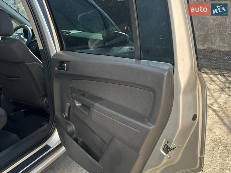 Минивэн Opel Zafira 2009 в Хороле