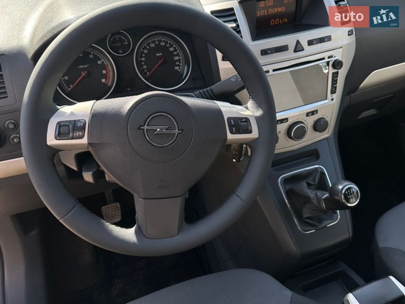 Минивэн Opel Zafira 2009 в Хороле