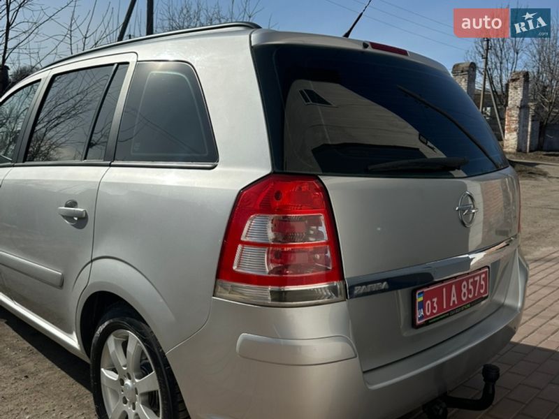 Минивэн Opel Zafira 2009 в Хороле