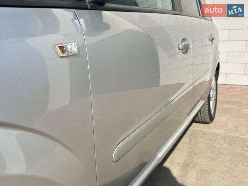 Минивэн Opel Zafira 2009 в Хороле