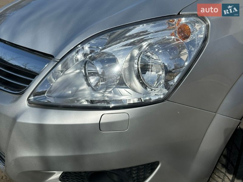 Минивэн Opel Zafira 2009 в Хороле