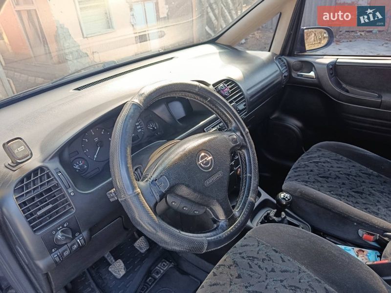 Минивэн Opel Zafira 2002 в Новых Петровцах