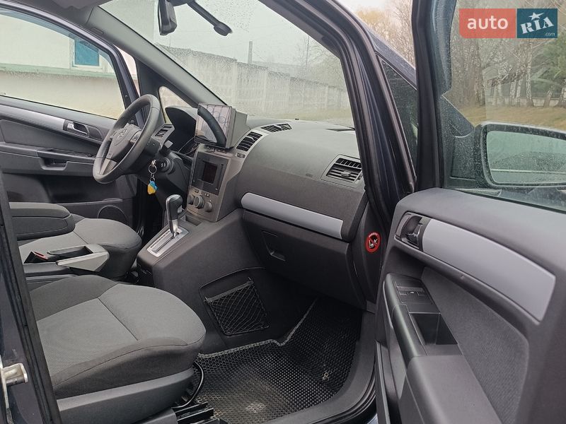 Минивэн Opel Zafira 2006 в Долине