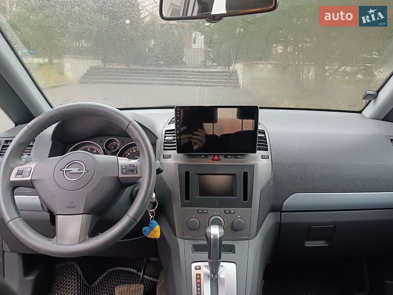 Минивэн Opel Zafira 2006 в Долине