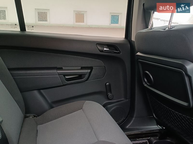 Минивэн Opel Zafira 2006 в Долине