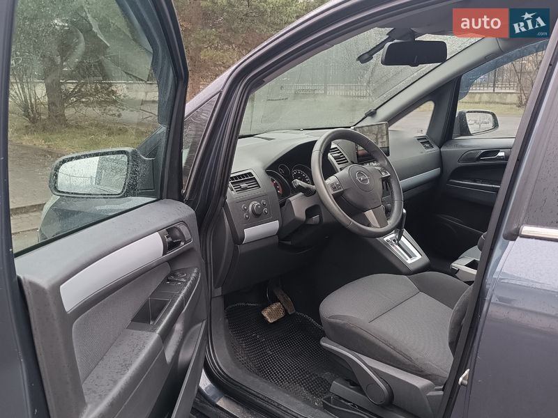 Минивэн Opel Zafira 2006 в Долине