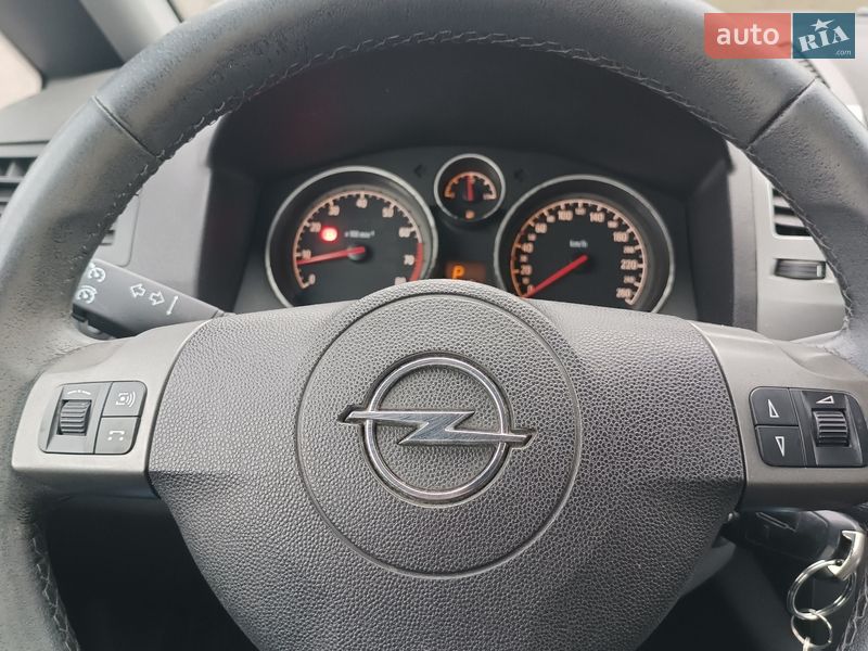Минивэн Opel Zafira 2006 в Долине