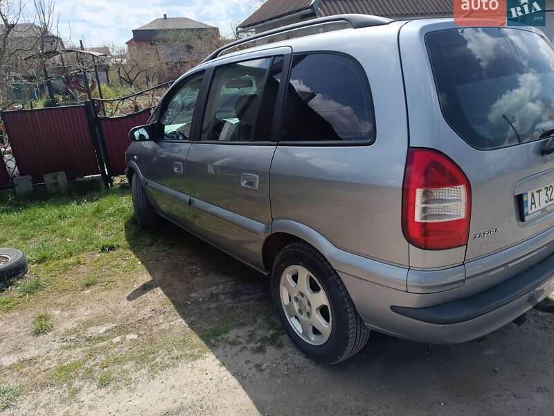 Мінівен Opel Zafira 2004 в Косові