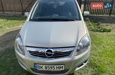 Минивэн Opel Zafira 2011 в Вараше
