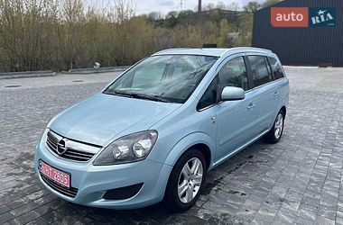 Минивэн Opel Zafira 2010 в Хороле