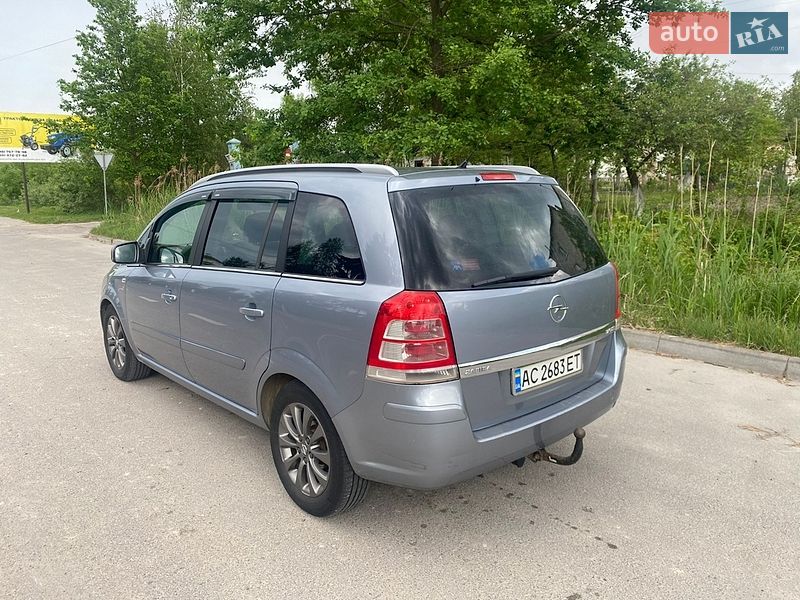 Минивэн Opel Zafira 2010 в Шацке
